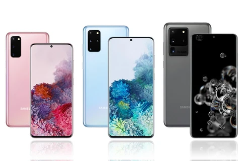 Mẫu điện thoại Galaxy S20 (trái), Galaxy S20 Plus (giữa) và Galaxy S20 Ultra của Samsung được giới thiệu ngày 11/2/2020. (Ảnh: Yonhap/TTXVN)