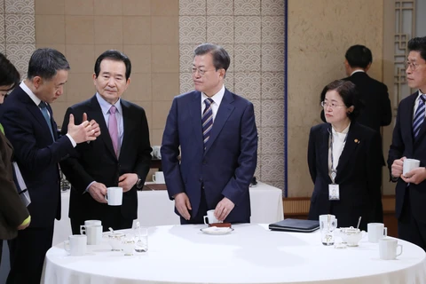 Tổng thống Hàn Quốc Moon Jae-in (giữa) cùng các quan chức tại cuộc họp nội các ở Seoul ngày 18/2/2020. (Ảnh: Yonhap/TTXVN)