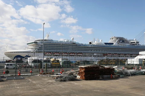 Du thuyền Diamond Princess neo tại cảng Yokohama, Nhật Bản, ngày 19/2/2020. (Ảnh: THX/TTXVN)