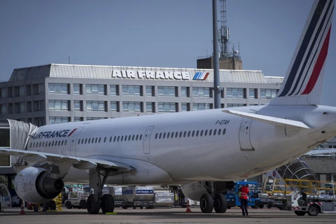 Máy bay của Hãng hàng không Air France-KLM đỗ gần trụ sở hãng tại sân bay Roissy-Charles de Gaulle, phía bắc Paris (Pháp). (Ảnh: AFP/TTXVN)