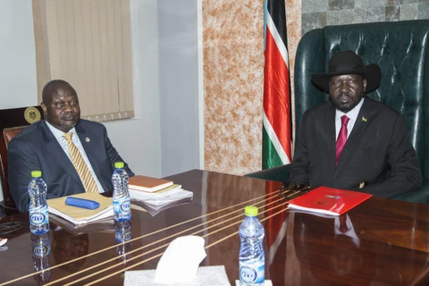 Tổng thống Nam Sudan Salva Kiir (phải) và thủ lĩnh phe đối lập Riek Machar (trái) tại cuộc gặp ở Juba ngày 9/9/2019. (Ảnh: AFP/TTXVN)