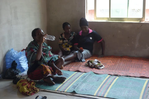 Thân nhân của các bệnh nhân tại Viện nghiên cứu và kiểm soát bệnh sốt Lassa ở Irrua, bang Edo, Nigeria, ngày 6/3/2018. (Ảnh: AFP/TTXVN)