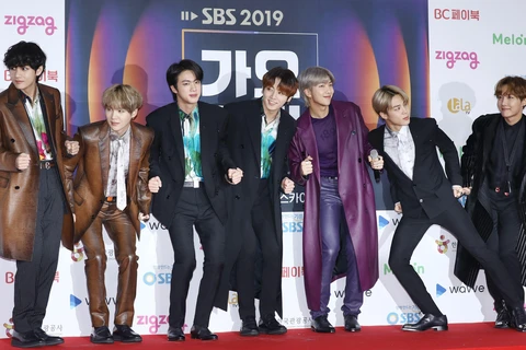 Các thành viên ban nhạc BTS tại lễ trao giải thưởng âm nhạc ở Seoul, Hàn Quốc. (Ảnh: YONHAP/TTXVN)