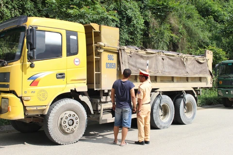 Cảnh sát giao thông kiểm tra các phương tiện giao thông. (Ảnh: Lưu Thanh Tuấn/TTXVN) 