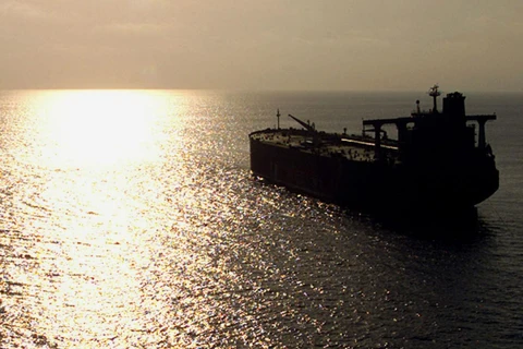 Tàu chở dầu đi qua eo biển Bab al-Mandeb ở Biển Đỏ. (Nguồn: Reuters)