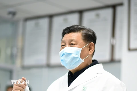 Chủ tịch Trung Quốc Tập Cận Bình trong chuyến thị sát một bệnh viện tại Bắc Kinh, nơi các bệnh nhân nhiễm COVID-19 được điều trị, ngày 10/2/2020. (Ảnh: THX/TTXVN)