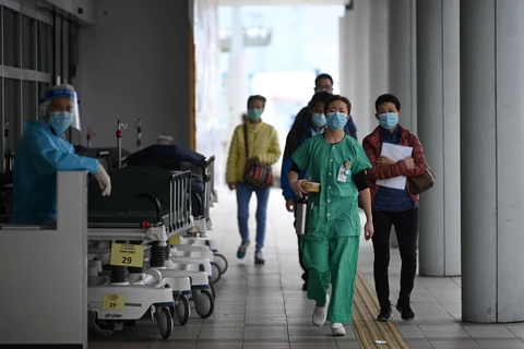 Nhân viên y tế làm việc tại bệnh viện Princess Margaret ở Hong Kong, Trung Quốc ngày 4/2/2020. (Ảnh: AFP/TTXVN)