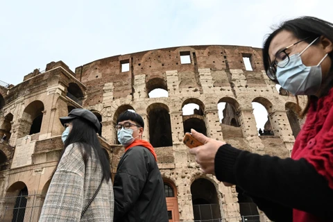 Khách du lịch đeo khẩu trang để phòng tránh lây nhiễm COVID-19 tại Rome, Italy, ngày 31/1/2020. (Ảnh: AFP/TTXVN)