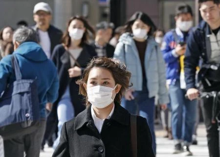 Người dân đeo khẩu trang để phòng tránh lây nhiễm COVID-19 tại Fukuoka, Nhật Bản, ngày 20/2/2020. (Ảnh: Kyodo/TTXVN)
