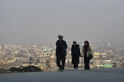 Người dân di chuyển trên đường phố tại Kabul, Afghanistan, khi lệnh ngừng bắn một phần có hiệu lực ngày 22/2/2020. (Ảnh: AFP/ TTXVN)