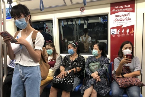 Người dân Thái Lan đeo khẩu trang tự bảo vệ mình trước dịch COVID-19 khi đi tàu điện ngầm ở thủ đô Bangkok. (Ảnh: Ngọc Quang/TTXVN)