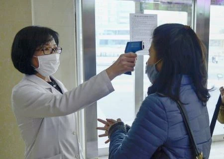 Người dân được kiểm tra thân nhiệt trước khi vào một nhà tắm công cộng do lo ngại dịch COVID-19 ở Bình Nhưỡng, Triều Tiên ngày 18/2/2020. (Ảnh: Kyodo/TTXVN)
