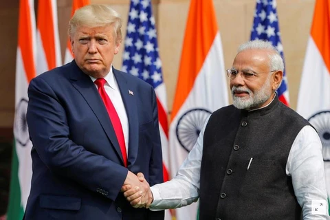 Tổng thống Mỹ Donald Trump bắt tay với Thủ tướng Ấn Độ Narendra Modi trước cuộc gặp tại thành phố New Delhi, Ấn Độ, ngày 25/2. (Nguồn: Reuters)