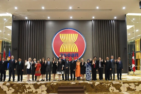 Các đại biểu tham dự cuộc họp Ủy ban hợp tác chung ASEAN-Canada (ACJCC) lần thứ 8 chụp ảnh chung. (Ảnh: Ban Thư ký ASEAN)