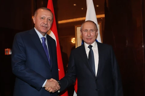 Tổng thống Nga Vladimir Putin (phải) và Tổng thống Thổ Nhĩ Kỳ Recep Tayyip Erdogan trong cuộc gặp tại Berlin, Đức, ngày 19/1/2020. (Ảnh: AFP/TTXVN)