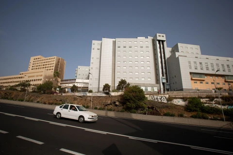 Bệnh viện Nuestra Senora de Candelaria ở Tenerife, Tây Ban Nha, nơi 1 công dân Italy được cách ly do nghi nhiễm virus SARS-CoV-2, ngày 25/2/2020. (Ảnh: AFP/TTXVN)