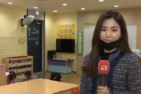 [Video] Phụ huynh Hàn Quốc loay hoay trông con trong dịch COVID-19