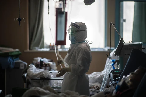 Nhân viên y tế điều trị cho bệnh nhân tại bệnh viện ở Vũ Hán, tỉnh Hồ Bắc, Trung Quốc, ngày 22/2/2020. (Ảnh: THX/TTXVN)