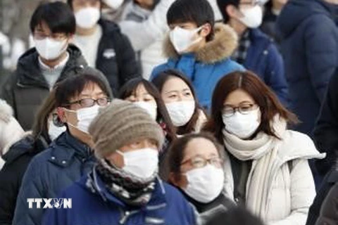 Người dân đeo khẩu trang phòng dịch viêm đường hô hấp cấp do virus COVID-19 tại Hokkaido, miền Bắc Nhật Bản. (Ảnh: Kyodo/TTXVN)