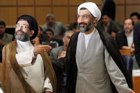 Ông Mostafa Pourmohammadi (phải) tại lễ nhậm chức Bộ trưởng Tư pháp Iran ở Tehran, ngày 28/8/2005. (Ảnh: AFP/TTXVN)