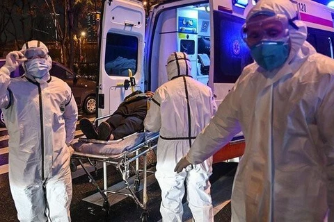 Nhân viên y tế chuyển bệnh nhân nhiễm COVID-19 tới bệnh viện tại Iran. (Ảnh: IRNA/TTXVN)