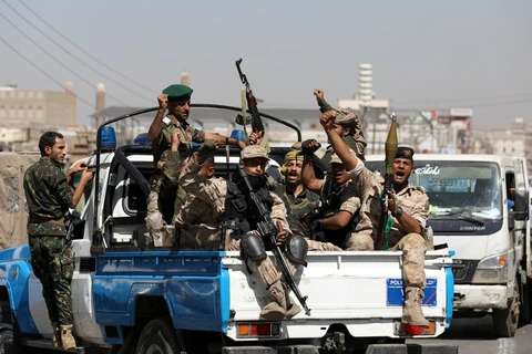 Các tay súng Houthi tại Sanaa, Yemen, ngày 19/2. (Ảnh: Reuters)