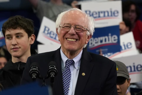 Thượng nghị sỹ độc lập bang Vermont, ông Bernie Sanders (phải) sau cuộc bầu cử sơ bộ ở bang New Hampshire ngày 11/2/2020. (Ảnh: AFP/TTXVN)