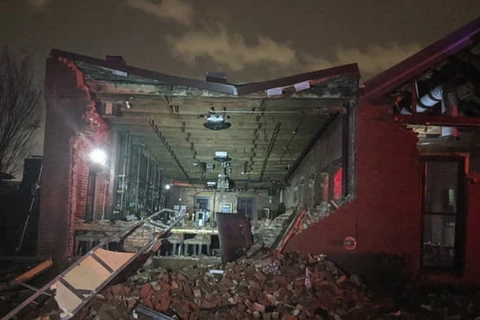 Bức tường của một nhà hàng Geist ở trung tâm thành phố Nashville bị sập đổ do lốc xoáy. (Ảnh: AP)