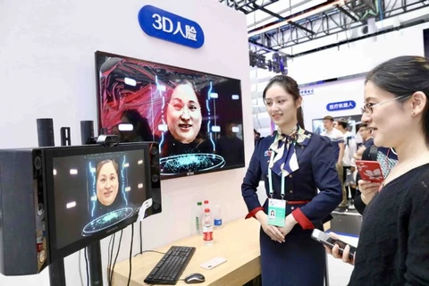 Một khách hàng dùng thử công nghệ nhận dạng khuôn mặt 3D tại tỉnh Chiết Giang. (Nguồn: chinadaily.com.cn)