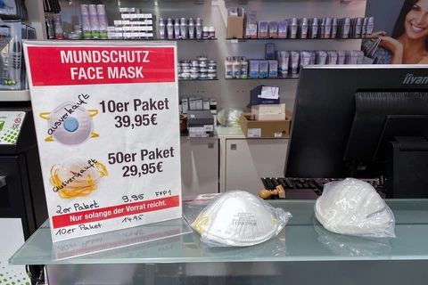 Một cửa hàng tại Berlin, Đức, thông báo "Hết hàng" khẩu trang trong bối cảnh bùng phát dịch COVID-19, ngày 28/2/2020. (Ảnh: AFP/TTXVN)