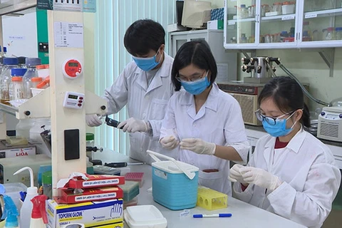 Các nhà khoa học Viện Công nghệ sinh học nghiên cứu bộ sinh phẩm chẩn đoán virus SARS-CoV-2. ( Nguồn: Viện Hàn lâm KH-CN Việt Nam)