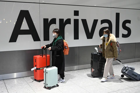 Hành khách đeo khẩu trang để phòng tránh lây nhiễm virus corona chủng mới gây dịch viêm phổi tại sân bay Heathrow, London, Anh, ngày 28/1/2020. (Ảnh: AFP/TTXVN)