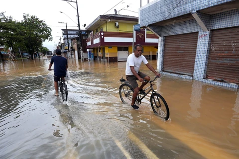 Cảnh ngập lụt do mưa lớn tại Guaruja, Brazil, ngày 3/3/2020. (Ảnh: AFP/ TTXVN)