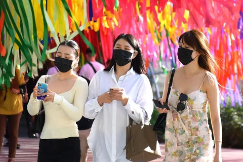 Người dân Thái Lan đeo khẩu trang để phòng chống dịch COVID-19. (Ảnh: Ngọc Quang/TTXVN)