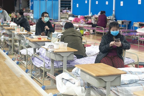 Bệnh nhân nhiễm COVID-19 được điều trị tại bệnh viện dã chiến ở Vũ Hán, tỉnh Hồ Bắc, Trung Quốc, ngày 8/3/2020. (Ảnh: THX/TTXVN)