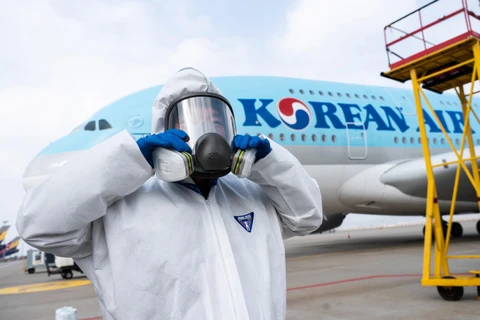 Nhân viên chuẩn bị phun thuốc khử trùng trên máy bay của Korean Air nhằm ngăn chặn sự lây lan của dịch COVID-19 tại sân bay quốc tế Incheon, Hàn Quốc, ngày 4/3. (Ảnh: AFP/TTXVN)