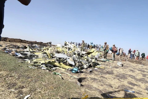 Hiện trường vụ tai nạn máy bay Boeing 737-8 MAX của Hãng hàng không Ethiopia tại thị trấn Bishoftu, cách Addis Ababa khoảng 45km. (Ảnh: THX/TTXVN)