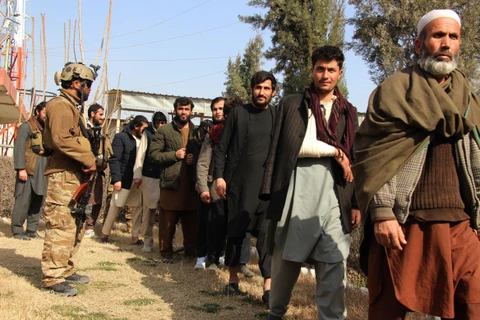 Binh sỹ Afghanistan áp giải các tay súng Taliban bị bắt giữ tại Kunduz, ngày 10/2. (Ảnh: THX/TTXVN)