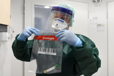 Nhân viên y tế lấy mẫu bệnh phẩm của bệnh nhân nhiễm dịch COVID-19 tại bệnh viện Trường đại học Uniklinikum Essen ở Essen, miền Tây Đức ngày 9/3/2020. (Ảnh: AFP/TTXVN)