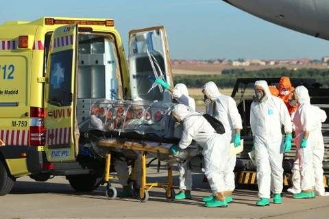 Chuyển bệnh nhân nhiễm COVID-19 tới bệnh viện Carlos III ở Tây Ban Nha. (Ảnh: AFP/TTXVN)