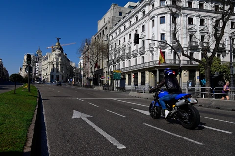 Cảnh vắng vẻ tại một con phố ở Madrid, Tây Ban Nha ngày 14/3/2020, sau khi chính quyền nước này ban bố tình trạng khẩn cấp quốc gia do dịch COVID-19. (Ảnh: AFP/TTXVN)