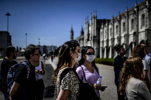 Người dân và du khách đeo khẩu trang phòng lây nhiễm COVID-19 tại Lisbon, Bồ Đào Nha, ngày 12/3. (Ảnh: AFP/TTXVN)