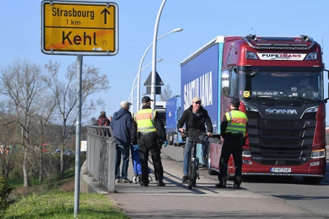 Cảnh sát Đức được triển khai tại tuyến đường ở Kehl, biên giới Đức-Pháp, ngày 16/3/2020. (Ảnh: AFP/TTXVN)