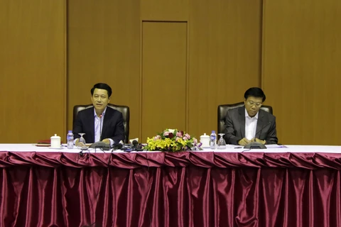 Bộ trưởng Ngoại giao Lào Saleumsay Kommasith (trái) cùng đại diện Bộ Y tế Lào chủ trì cuộc họp báo. (Ảnh: Phạm Kiên/TTXVN)