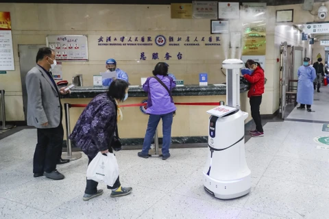 Robot phun thuốc khử trùng tại một bệnh viện ở Vũ Hán, tỉnh Hồ Bắc, Trung Quốc, ngày 16/3/2020. (Ảnh: THX/TTXVN)