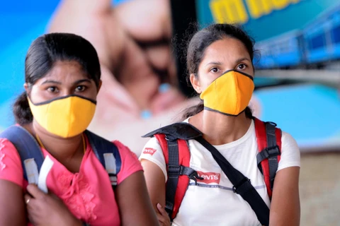 Người dân đeo khẩu trang để phòng tránh lây nhiễm COVID-19 tại Colombo, Sri Lanka, ngày 18/3/2020. (Ảnh: THX/TTXVN)