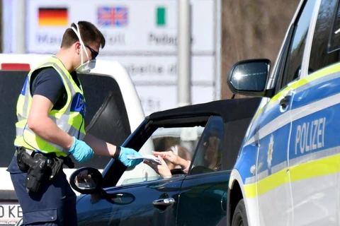 Cảnh sát Đức kiểm tra hành trình của lái xe tại Freilassing, miền Nam Đức, giáp giới Áo trong bối cảnh Berlin áp đặt lệnh kiểm soát biên giới nhằm ngăn chặn dịch COVID-19 lây lan, ngày 16/3/2020. (Ảnh: AFP/TTXVN)
