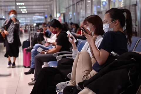 Người dân đeo khẩu trang phòng lây nhiễm COVID-19 tại Manila, Philippines. (Ảnh: AFP/TTXVN)