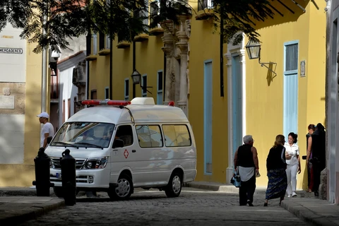 Xe cứu thương vận chuyển bệnh nhân nhiễm COVID-19 tại La Habana, Cuba ngày 12/3/2020. (Ảnh: AFP/TTXVN)
