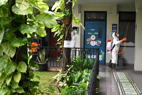Phun thuốc khử trùng phòng lây nhiễm COVID-19 tại Jakarta, Indonesia, ngày 18/3/2020. (Ảnh: AFP/TTXVN)